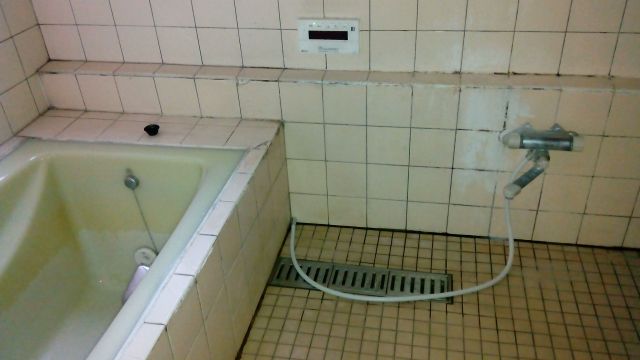 水周りリフォームを行う前の汚れた浴室